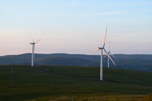 Tyrbinau gwynt Mynydd y Betws - ynni glan gyda'r awelon