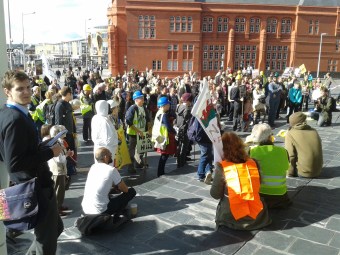 Tyrfa sylweddol yn y Rali Gwrth Ffracio