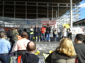 Dafydd Wigley'n annerch y Rali Gwrth Ffracio o flaen Senedd Cymru