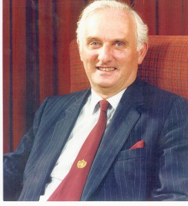 Y gwyddonydd o Gymro, Syr John Houghton - awdur Global Warming: The complete briefing