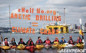 Pobl Seattle yn cynnal protest yn eu kayaks yn erbyn Shell sy'n bwriadu tyllu yn yr Arctig. Llun: N.Scott Trimble / Greenpeace USA 2015