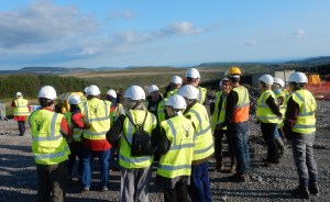 Peirianwyr Raymond Brown, Pen-y-bont ar Ogwr, yn esbonio'r gwaith i'r criw.