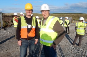 Hywel gyda Dan McCallum, pennaeth Awel Aman Tawe.