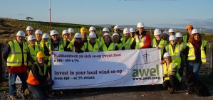 Cefnogwyr fferm wynt Mynydd y Gwrhyd ar y safle gyda menter Awel Aman Tawe