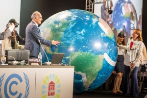 Gweinidog Tramor Morrocco, Salaheddine Mezour (chwith) a Gweindog Amgylcheddol Ffrainc, Segolene Royal (dde) yn lansio cynhadledd COP22 ym Marrakech
