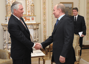 Pennaeth ExxonMobil Rex Tillerson yn cwrdd ag Arlywydd Rwsia, Vladimir Putin.